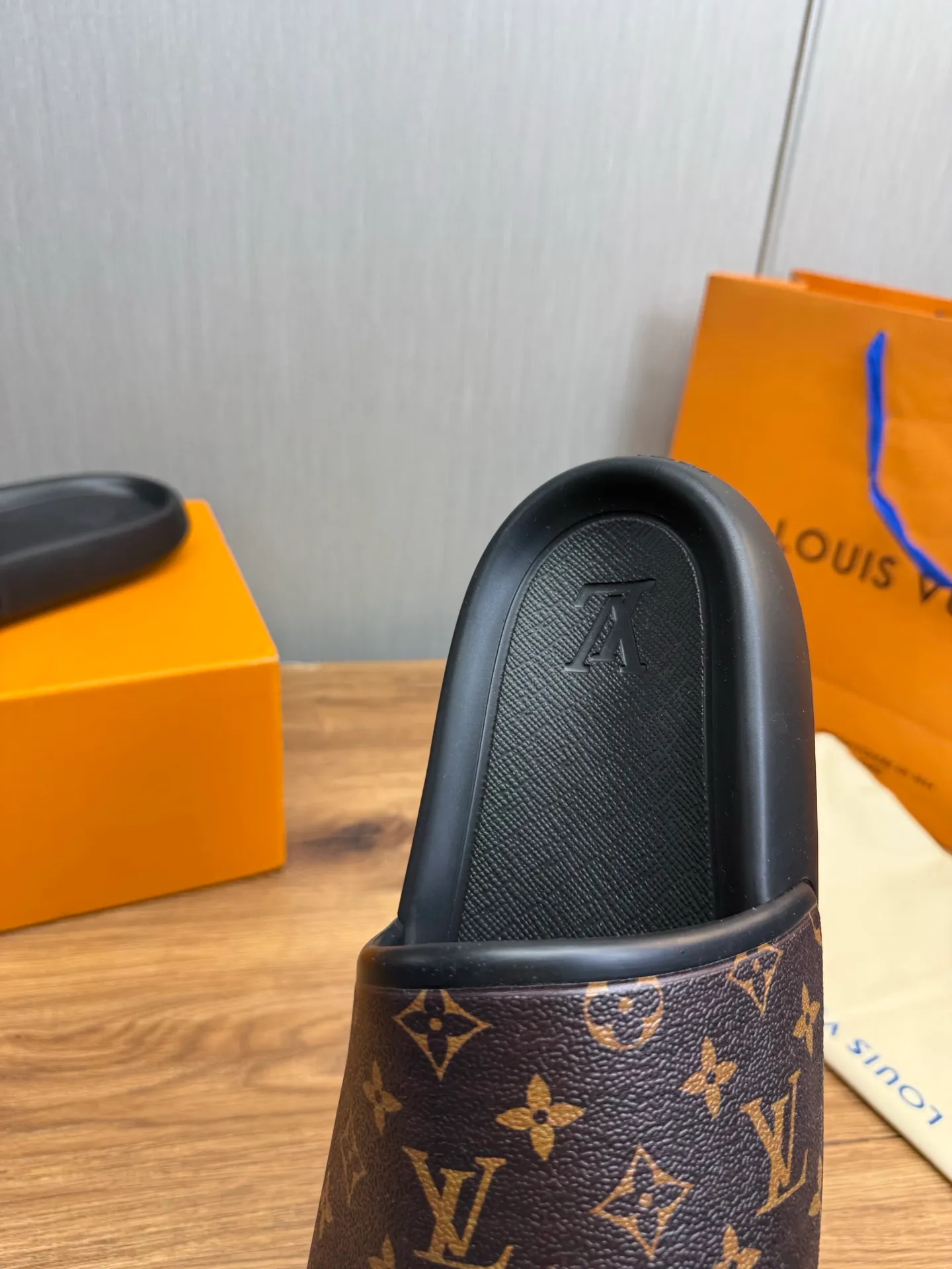 Men's shoes 💰280💰 ▪️LV's popular Little Red Book popular slippers hot sale: 1 shipment✅ Super textured and comfortable slippers, original TPU outsole. Authentic counter box drawer box packaging 🎁Size 38-45